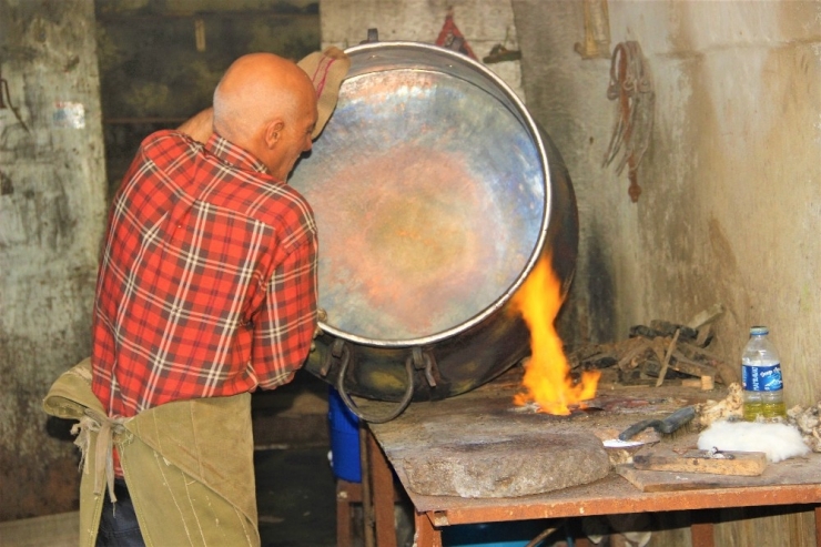 Bayram Öncesinde Bakır Kazan Ve Tencereler Kalaylanıyor