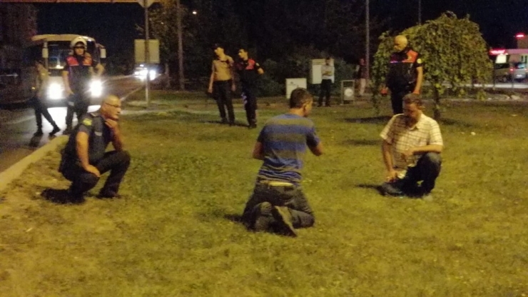 Çocuklarını Göremediğini Söyleyen Baba Boğazına Bıçak Dayadı