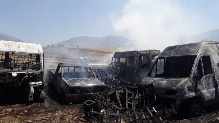 Anız Yangını Yediemin Deposuna Sıçradı, Hurda Araçlar Yandı