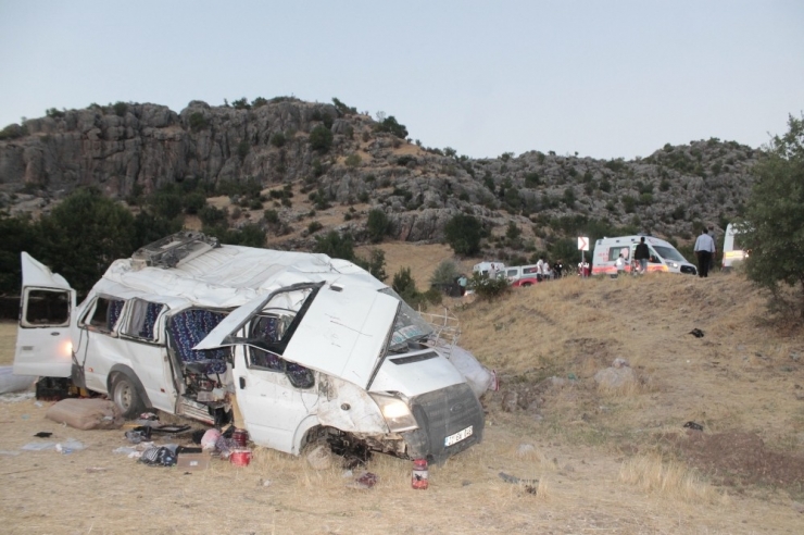 Diyarbakır-bingöl Karayolunda Can Pazarı: 25 Yaralı