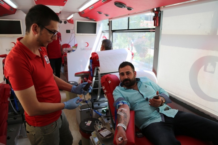 Minik Nehir İle İhtiyaç Sahipleri İçin Kan Ve Kök Hücre Bağışı