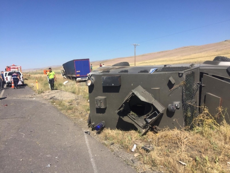 Tır Zırhlı Polis Aracına Çarptı: 1 Polis Yaralı