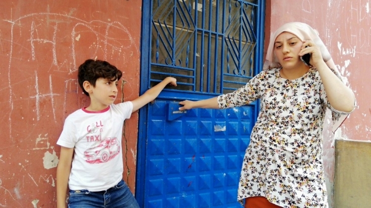 Apartman Kapsını Sıkıca Tuttu, Kadın Hırsızları Böyle Yakalattı