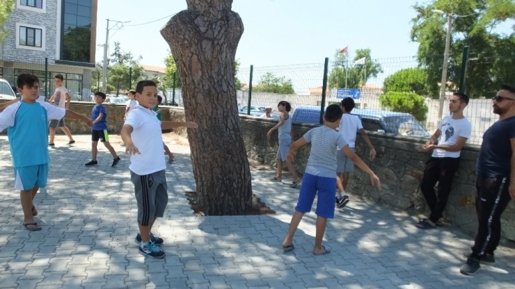 Burhaniyeli Öğrenciler Tatilde Oyun Öğreniyorlar
