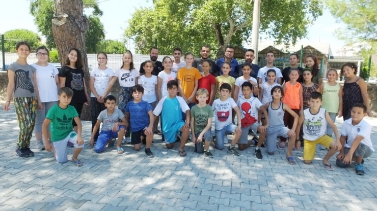 Burhaniyeli Öğrenciler Tatilde Oyun Öğreniyorlar
