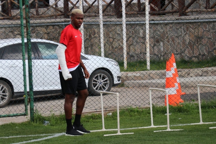 Mustafa Kaplan: “Orta Saha Ve Stoper Almayı Düşünüyoruz”