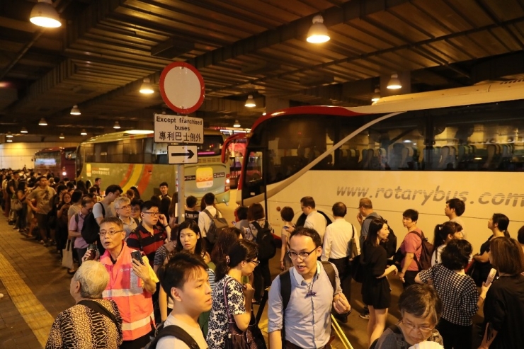 Hong Kong’da Protestocular Tren İstasyonlarını Bastı, Ulaşım Felç Oldu