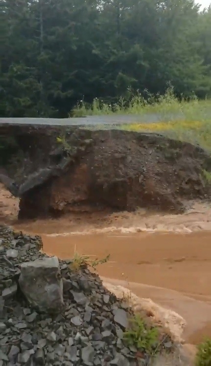 Kanada’da Sel Nedeniyle Yol Çöktü