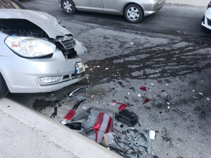 4 Aracın Karıştığı Kazada 3 Kişi Yaralandı