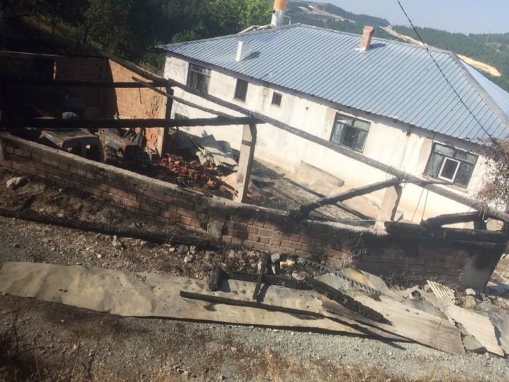 Kastamonu’da Çıkan Yangın Kamyonet İle Traktörü Küle Döndürdü