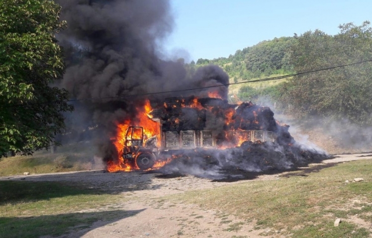 Saman Yüklü Kamyon Alev Alev Aldı