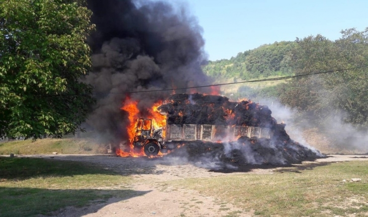 Saman Yüklü Kamyon Alev Alev Aldı