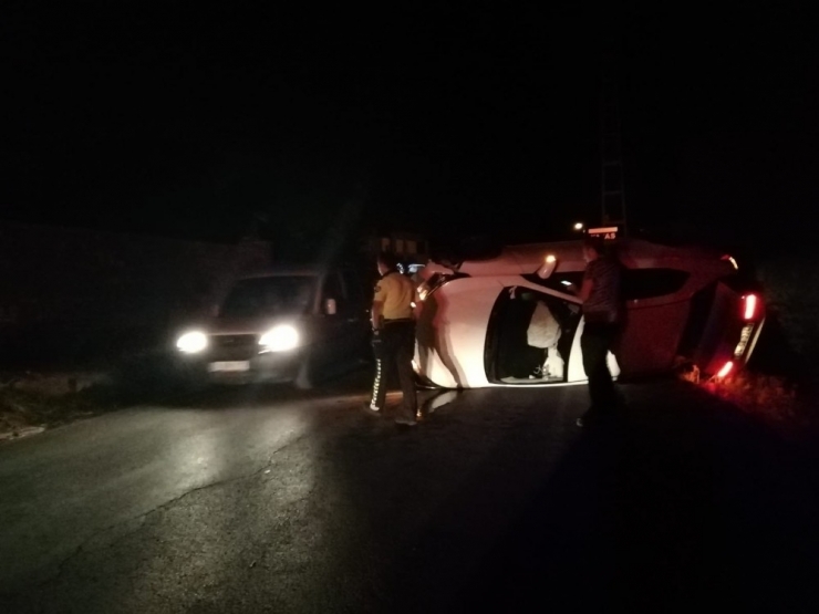 Kontrolden Çıkan Otomobil Yan Yattı