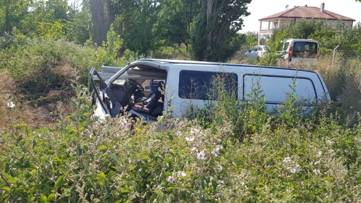 Direksiyon Hakimiyeti Kaybolan Minibüs Şarampole Devrildi