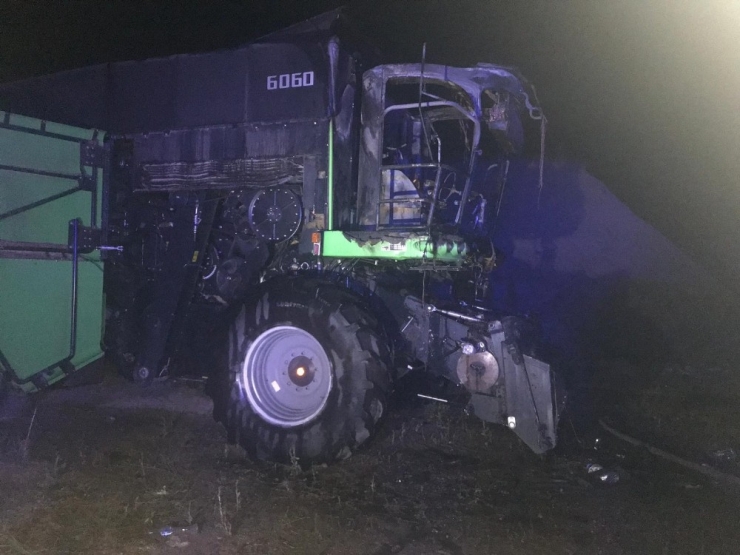 Mevsimlik İşçilere Ait Biçerdöver Yandı