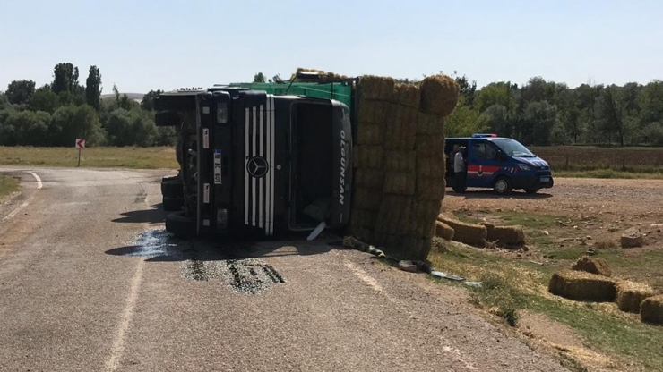 Saman Yüklü Kamyon Devrildi: 1 Yaralı