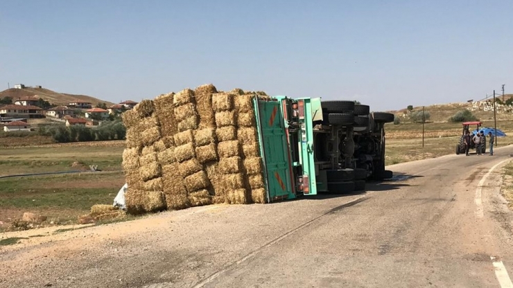 Saman Yüklü Kamyon Devrildi: 1 Yaralı