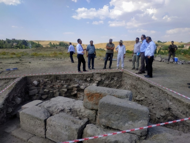 Ahlat Selçuklu Meydan Mezarlığı’ndaki Restorasyonun Süresi 1 Yıla Çıkartıldı