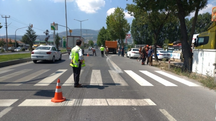 Kütahya’da Kamyon Otomobile Çarptı: 4 Yaralı