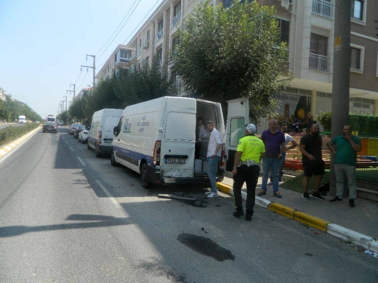 Park Halindeki Araca Çarpan Sürücü Yaralandı