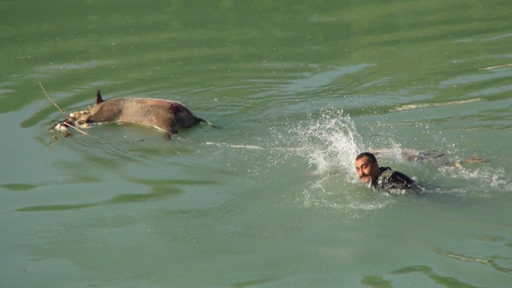 Yardım İçin Irmağa Koştular Gördükleriyle Şok Oldular