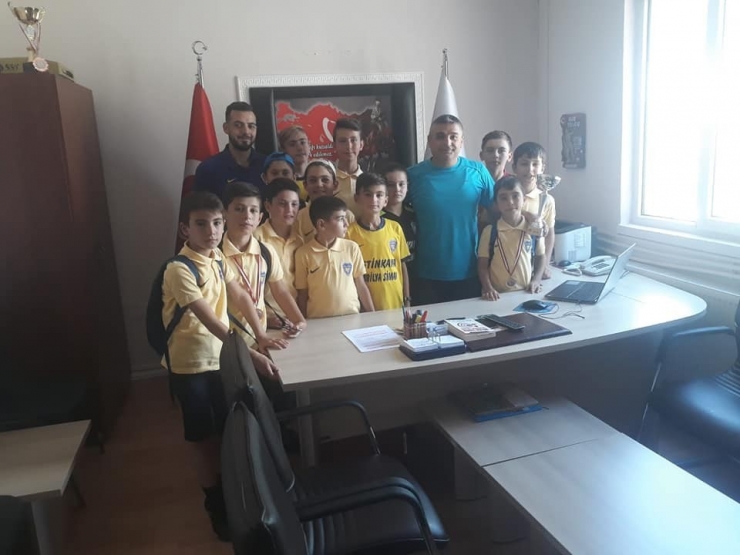 Şampiyon Miniklerin Gençlik Ve Spor Müdürlüğü Ziyareti