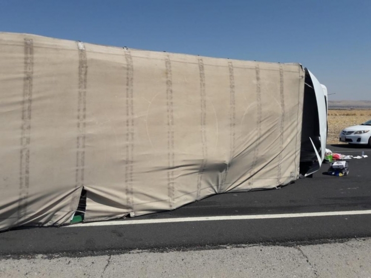 Cizre’de Tır Devrildi: 2 Yaralı