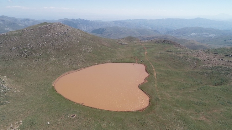 2 Bin 600 Rakımda Kalbi Andıran Göl Dikkat Çekiyor