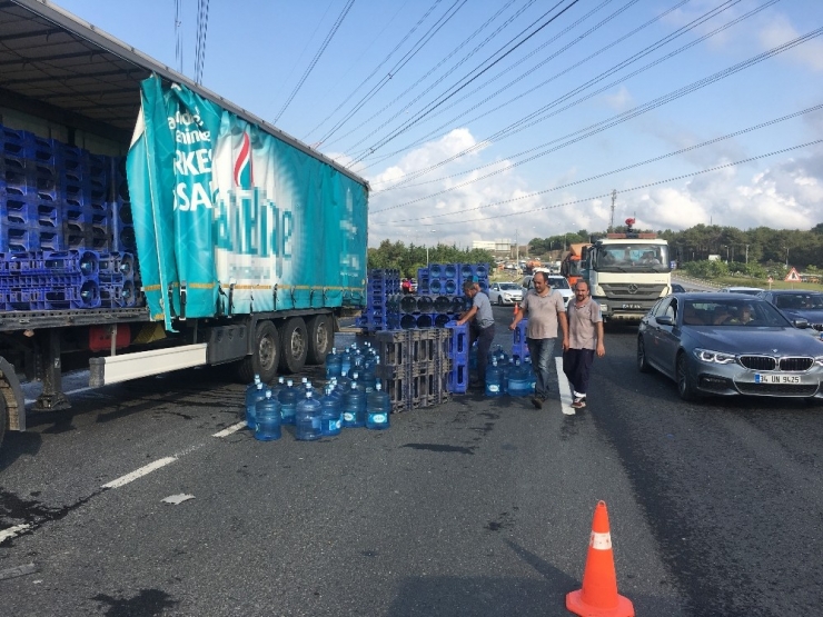 Tem Otoyolunda Su Damacanaları Yola Döküldü, Kazalar Art Arda Geldi