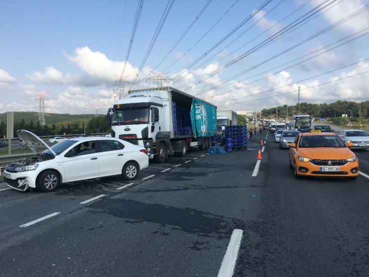 Tem Otoyolunda Su Damacanaları Yola Döküldü, Kazalar Art Arda Geldi