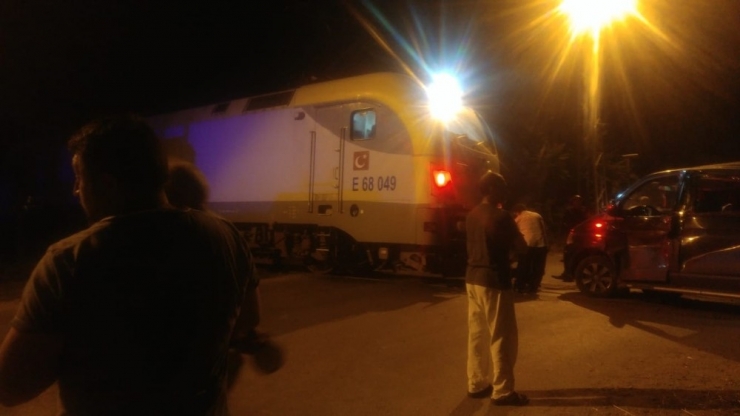 Tren Önce Araca Çarptı, Sonra Raylardan Çekti