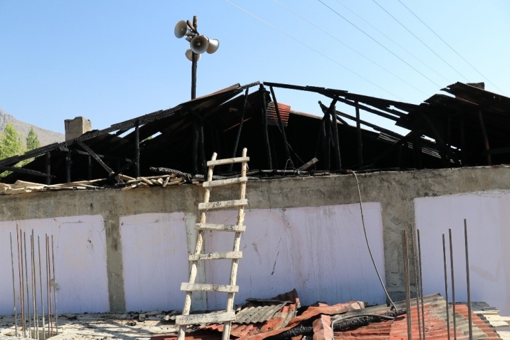 Camide Korkutan Yangın