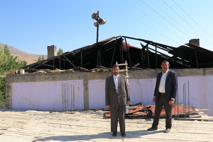 Camide Korkutan Yangın