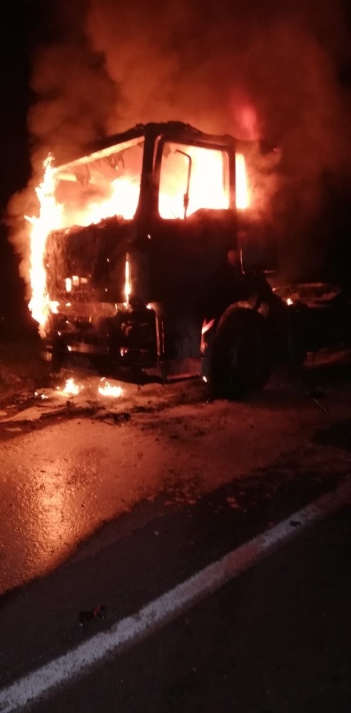 Seyir Halindeki Tır Alev Alev Yandı