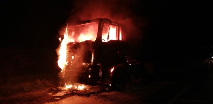 Seyir Halindeki Tır Alev Alev Yandı