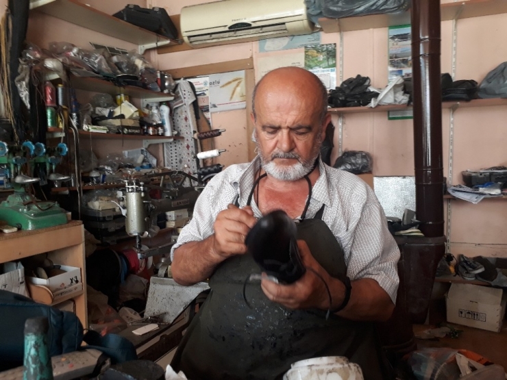 Mum Işığında Başlayıp, Yarım Asırdır Mesleğini Aşk İle Yapıyor