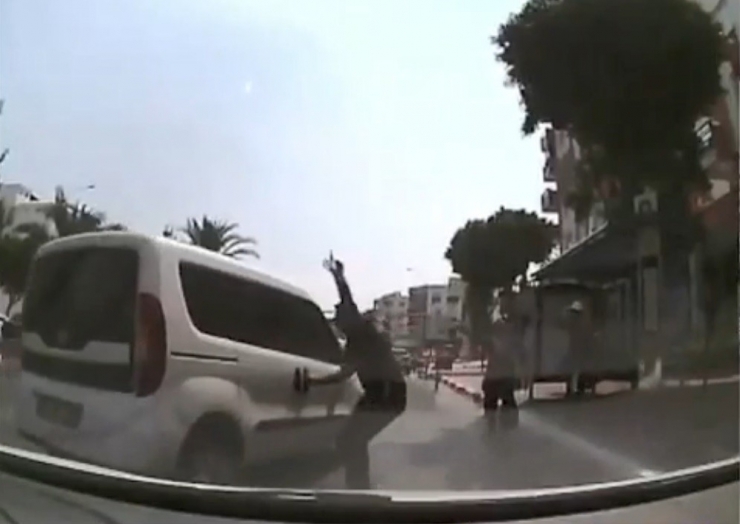 El Freni Boşalan Park Halindeki Araç Trafiğe Daldı