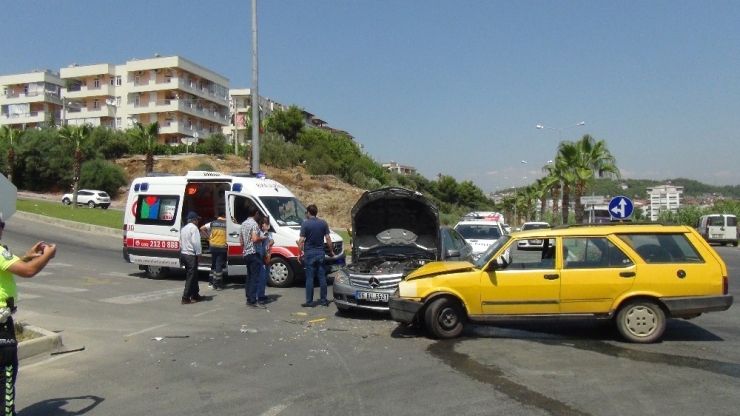 Manavgat’ta Otomobiller Çarpıştı: 4 Yaralı