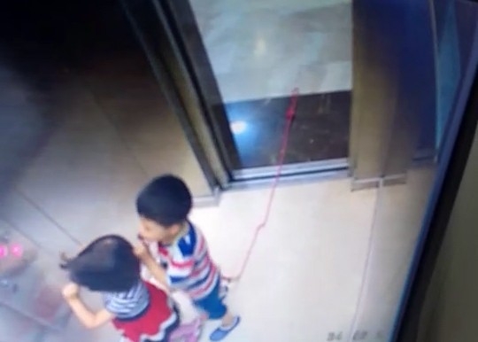 Asansörde Faciadan Kıl Payı Dönüldü