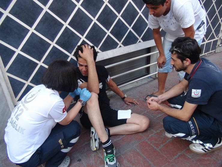 İstiklal Caddesi’nde İki Afganlı, İranlı Şahsı Darp Etti