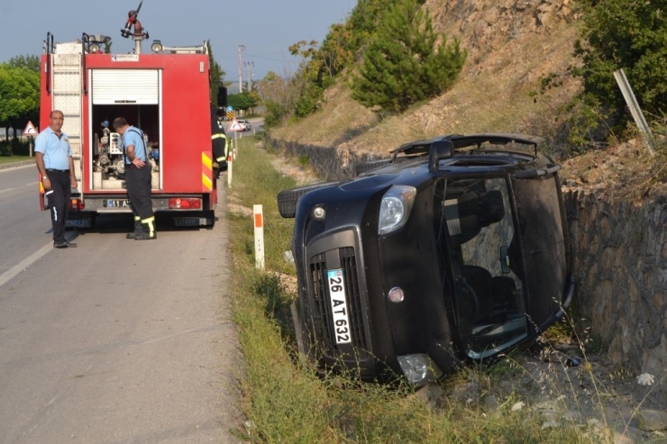 Kontrolden Çıkan Araç Devrildi: 2 Yaralı