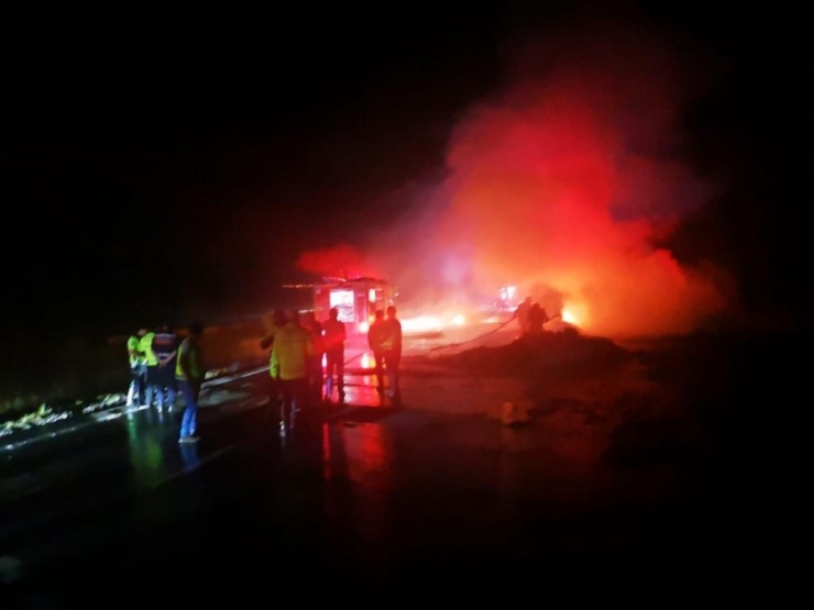 Bolu’da, Tem Otoyolu’nda Mukavva Yüklü Kamyon Alev Alev Yandı