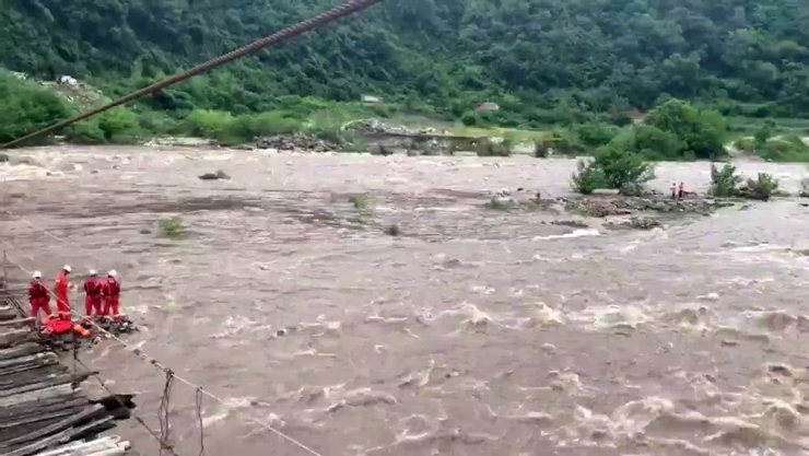 Nehirde Mahsur Kalan Köylüleri İtfaiye Halatla Kurtardı
