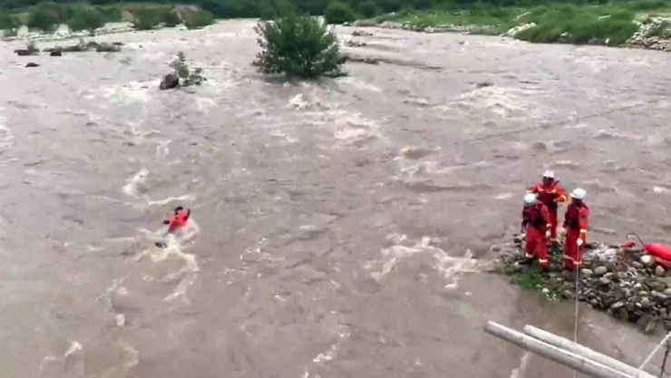 Nehirde Mahsur Kalan Köylüleri İtfaiye Halatla Kurtardı