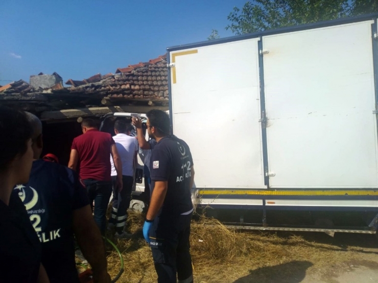 Kontrolden Çıkan Kamyonet Evin Duvarına Çarparak Durabildi