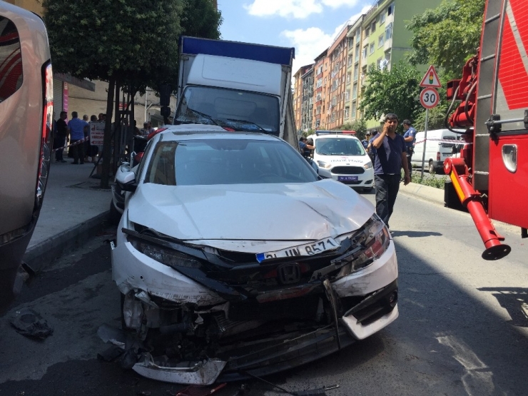 Eyüpsultan’da Freni Patlayan Kamyon, Park Halindeki Araçlara Çarptı