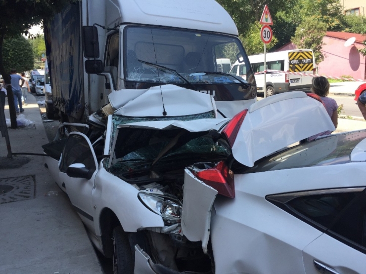 Eyüpsultan’da Freni Patlayan Kamyon, Park Halindeki Araçlara Çarptı