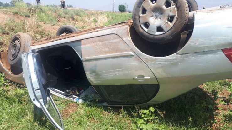 Tarlaya Uçan Otomobilin Sürücüsü Yaralandı