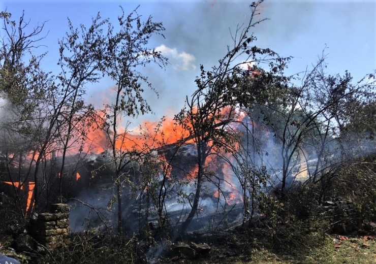 İki Katlı Ahşap Ev Yangın Sonrası Küle Döndü