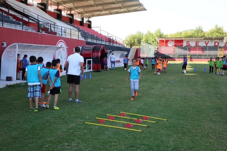 Karaköprü’de Geleceğin Futbolcuları Yetişiyor